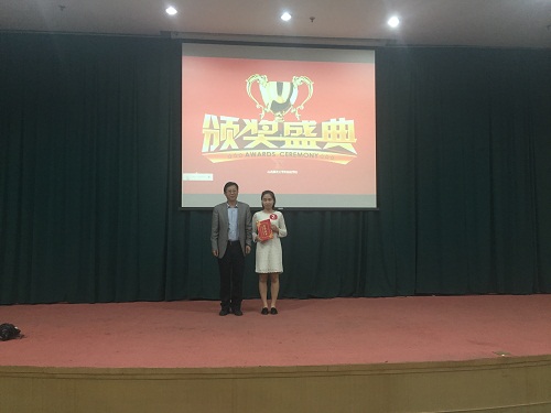 薛成水副院长为一等奖获得者颁奖