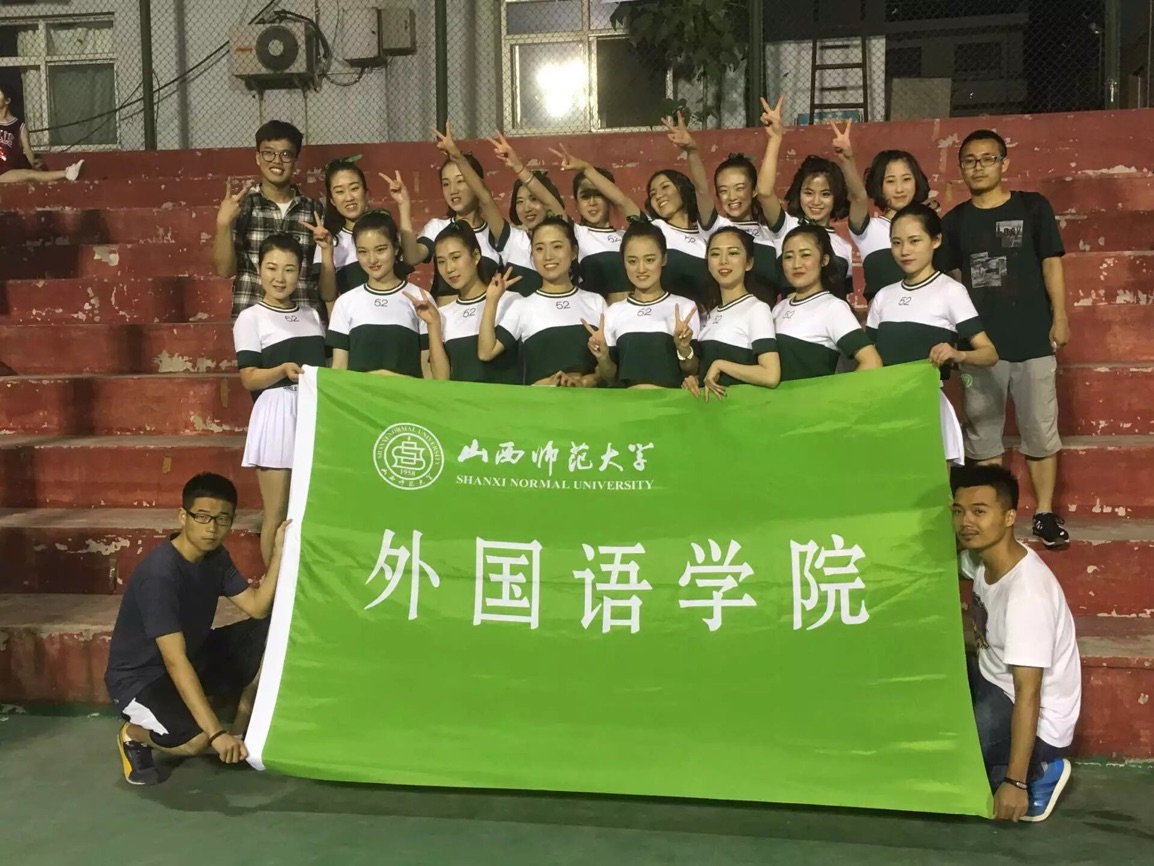 永利官网啦啦操队员合影留念