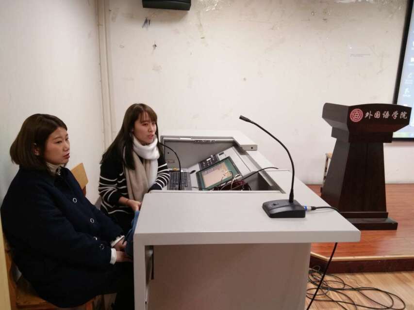 赵雅馨同学为大家说明波兰特色课程