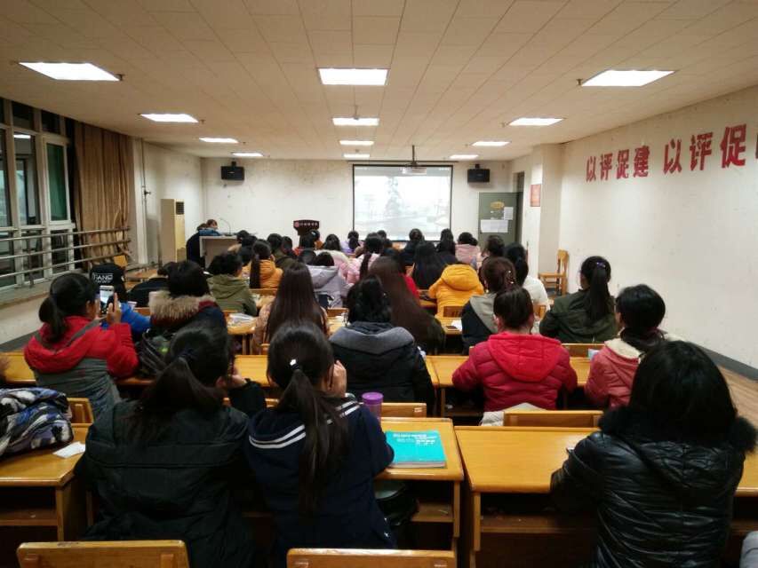 同学们认真观看介绍波兰的视频