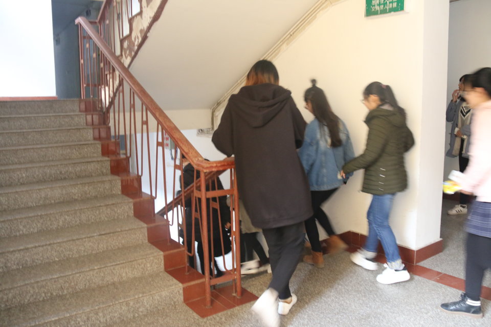 学生进行疏散演练